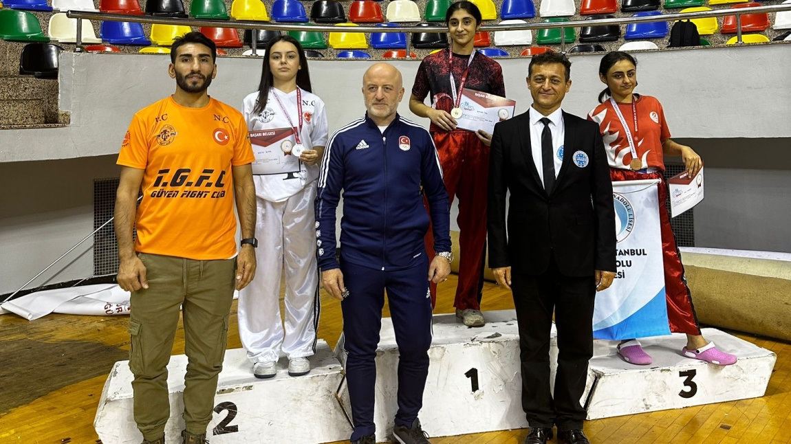 Okulumuz 10G sınıfı öğrencilerinden Selin Elmas okullar arası İstanbul Kick Boks şampiyonasında ikinci olmuştur.
